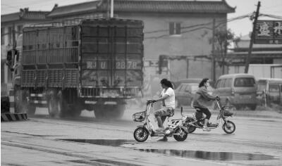 夺命公路11年死近50人仍未装红绿灯 官方：没权限