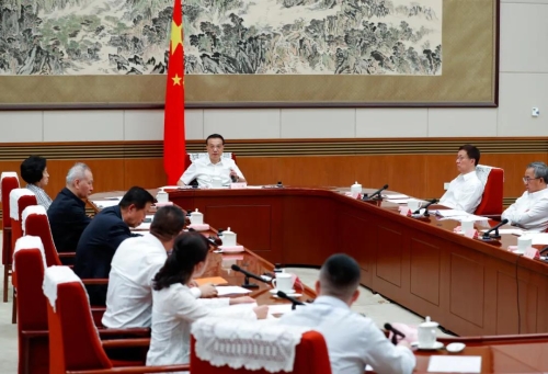 李克强主持召开经济形势专家和企业家座谈会